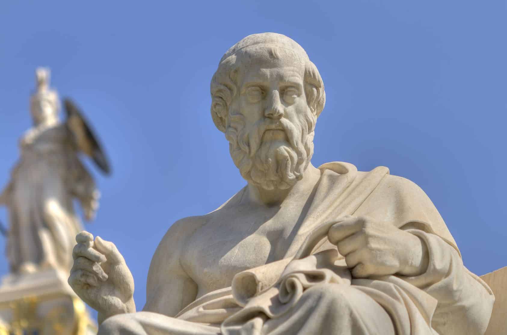 Statue de Platon à Athènes, symbole de la philosophie grecque et de la quête de vérité selon le philosophe.