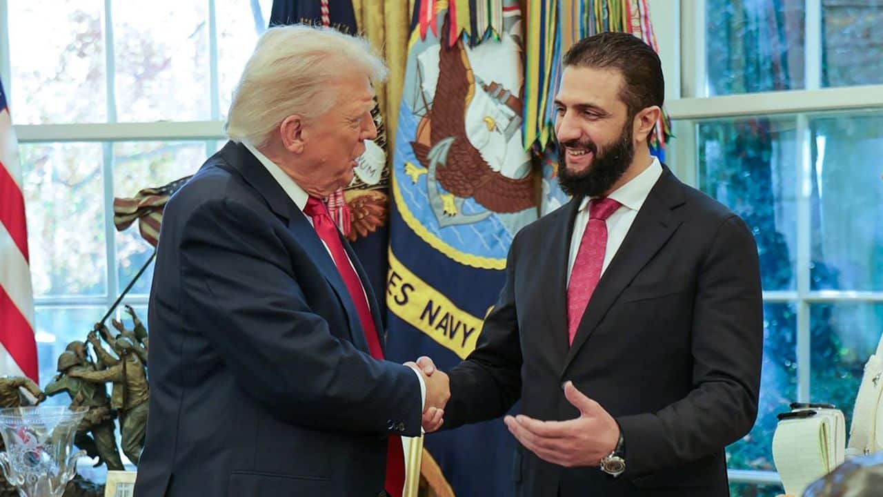 Rencontre entre un représentant syrien et le président américain, symbole du retour diplomatique d’un ancien rogue state sur la scène internationale.