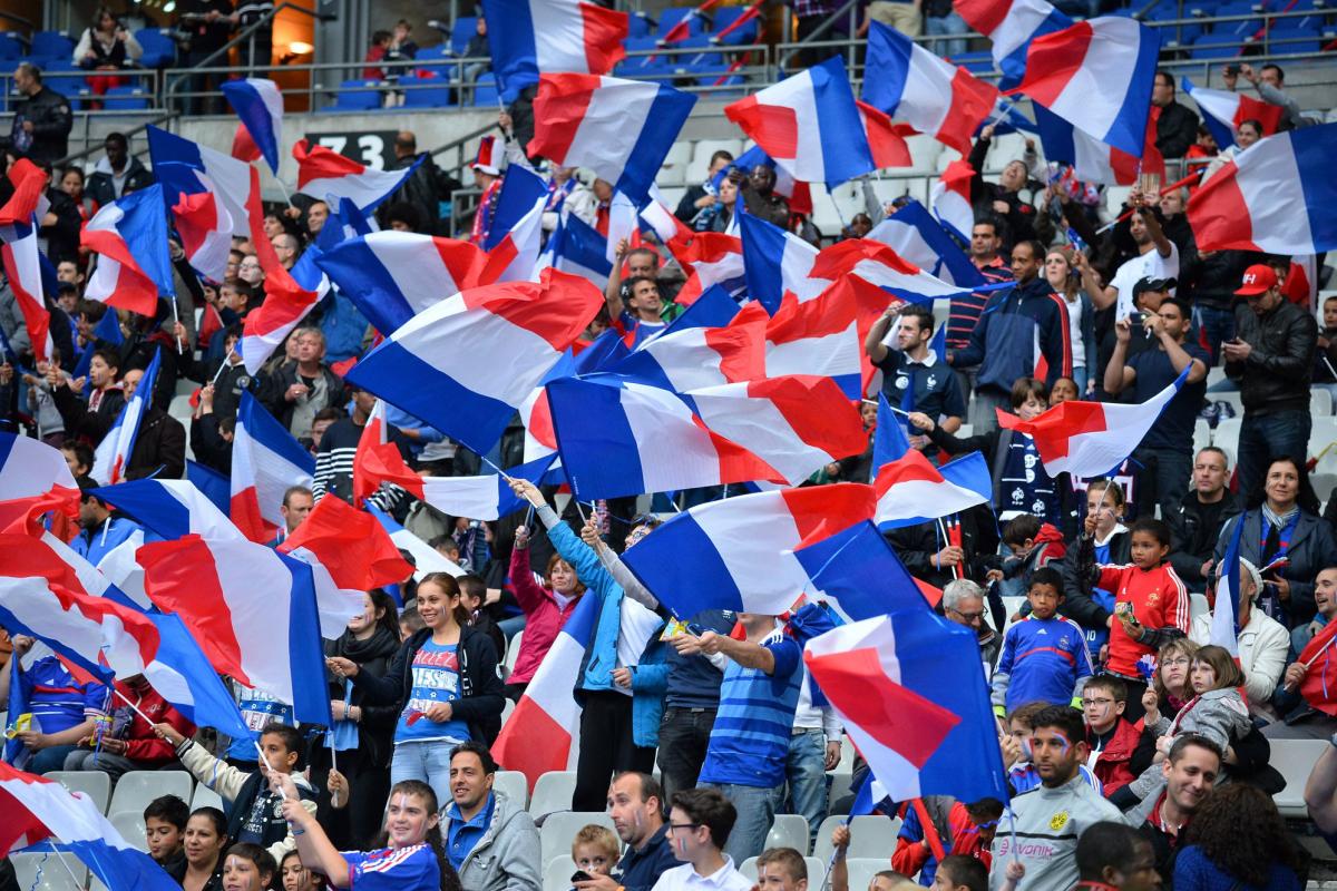 Supporters français célébrant la victoire aux JOs symbole de fierté nationale et de cohésion sociale.