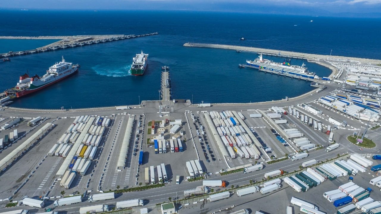 Vue du port de Tanger Med avec ses terminaux à conteneurs, ses grues et la zone logistique en activité.