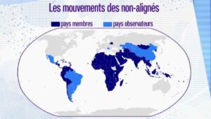 Carte du monde représentant les pays du Mouvement des non-alignés et leurs observateurs.