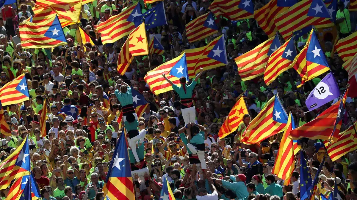 Foule brandissant des drapeaux catalans lors de la Diada du 11 septembre Catalogne