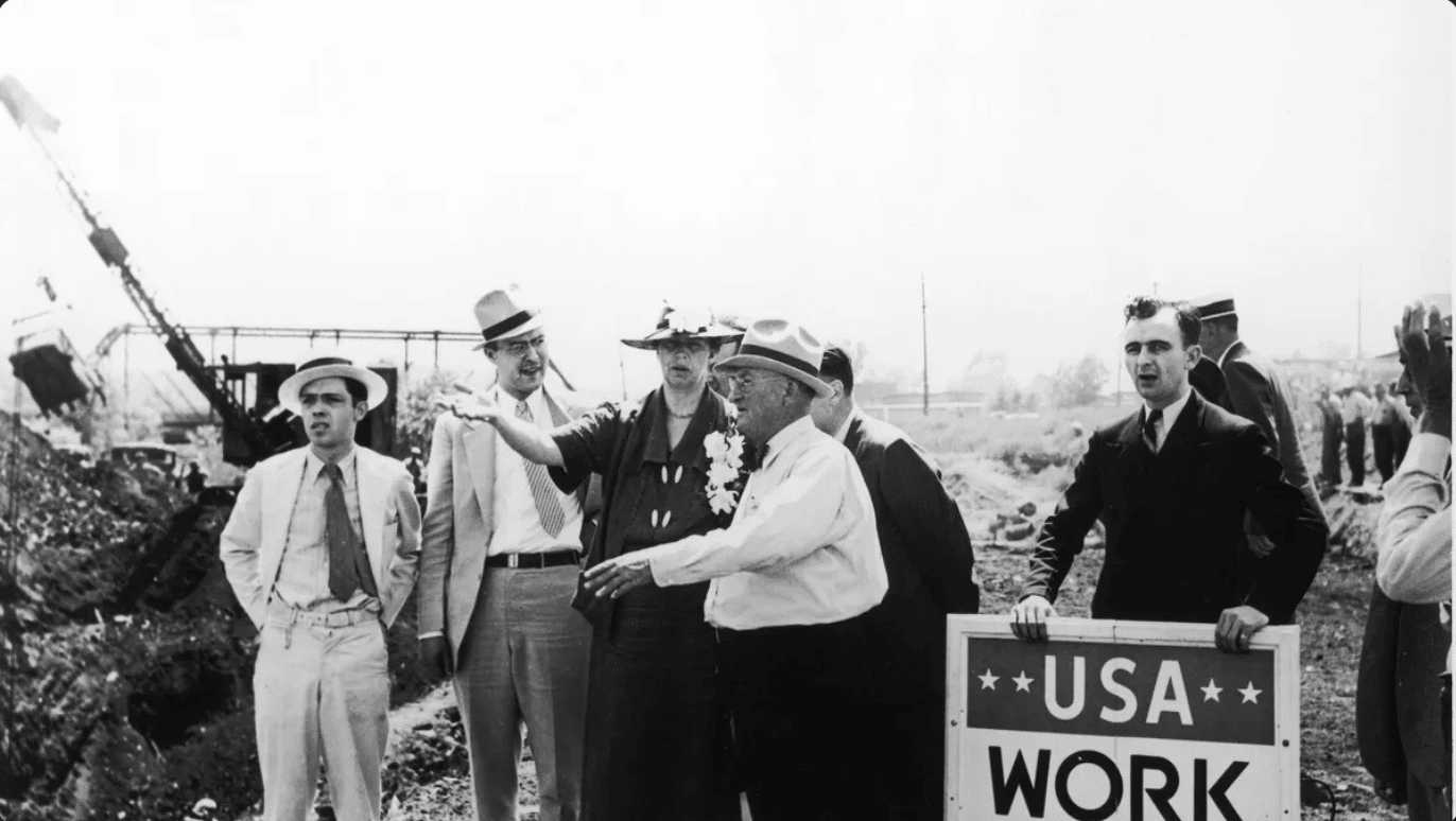 Ouvriers sur un chantier du New Deal aux USA, symbole d’une économie influencée par Keynes.