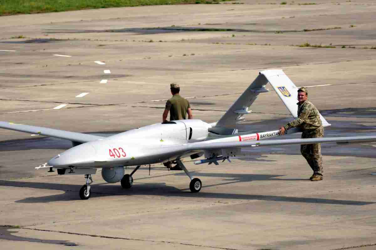 Drone Bayraktar TB2 turc déplacé par des soldats sur une base militaire.