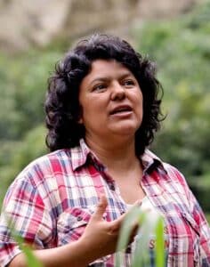 Berta Cáceres prenant la parole en plein air lors d’une mobilisation ou d’une action en faveur de la protection de l’environnement.