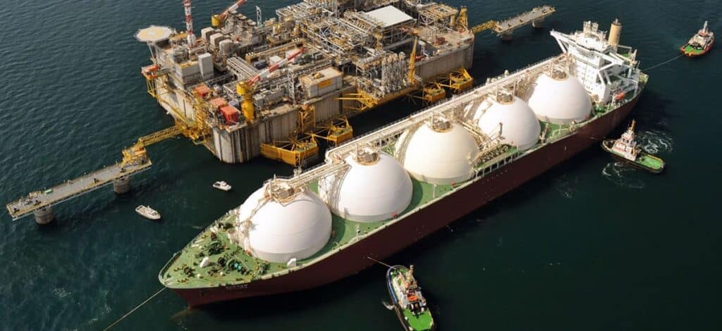 Plateforme offshore et méthanier de GNL opérant dans les eaux du Mozambique