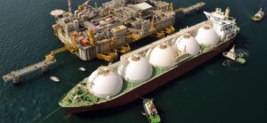 Plateforme offshore et méthanier de GNL opérant dans les eaux du Mozambique