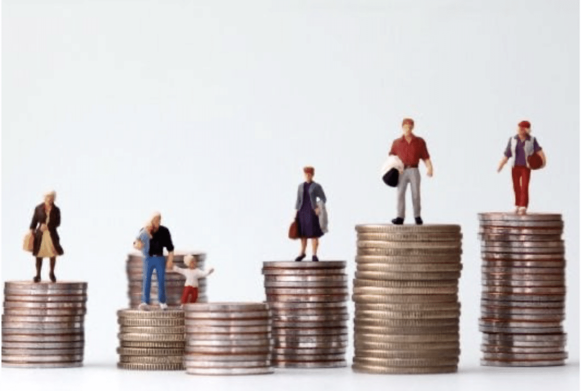 Image montrant des individus sur des pièces de monnaie reflétant Les inégalités de revenus