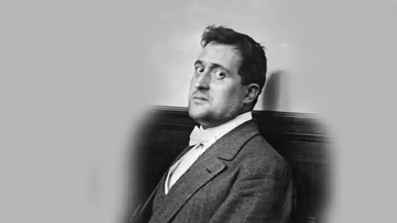 Portrait en noir et blanc de Guillaume Apollinaire, figure majeure de la poésie moderne.