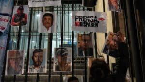 Photographies de plusieurs journalistes affichées sur une grille métallique, avec une pancarte en espagnol indiquant « Prensa no disparen » (« Presse, ne tirez pas »), lors d’une manifestation pour la liberté de la presse.