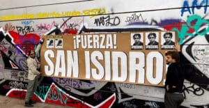 Banderole « ¡Fuerza! San Isidro » affichée sur un mur recouvert de graffitis, en soutien au mouvement dissident cubain San Isidro.