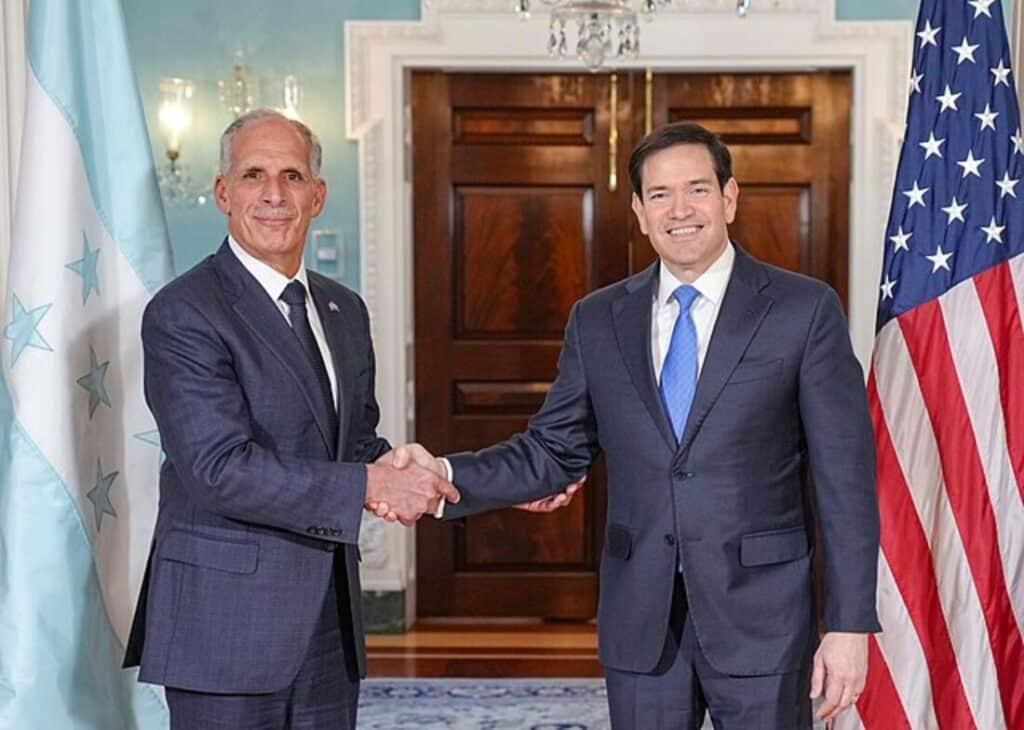 Nasry Asfura, nouveau président hondurien, élu en 2025, serre la main de Marco Rubio, secrétaire d'Etat des Etats-Unis. Cette poignée de main entre les deux hommes démontrent le soutien de Donald Trump au nouveau président du Honduras et d'une potentielle coopération.