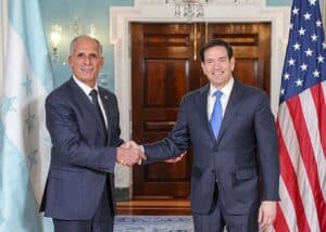 Nasry Asfura, nouveau président hondurien, élu en 2025, serre la main de Marco Rubio, secrétaire d'Etat des Etats-Unis. Cette poignée de main entre les deux hommes démontrent le soutien de Donald Trump au nouveau président du Honduras et d'une potentielle coopération.
