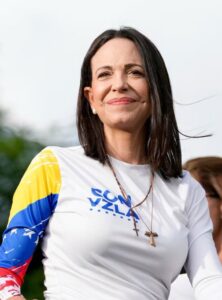 María Corina Machado, figure de l’opposition vénézuélienne, portant un tee-shirt aux couleurs du Venezuela lors d’un rassemblement politique.