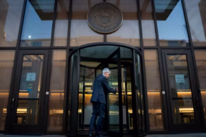 Jay Powell, président de la Réserve fédérale américaine, face aux tensions entre la Fed et la Maison-Blanche sur la politique monétaire