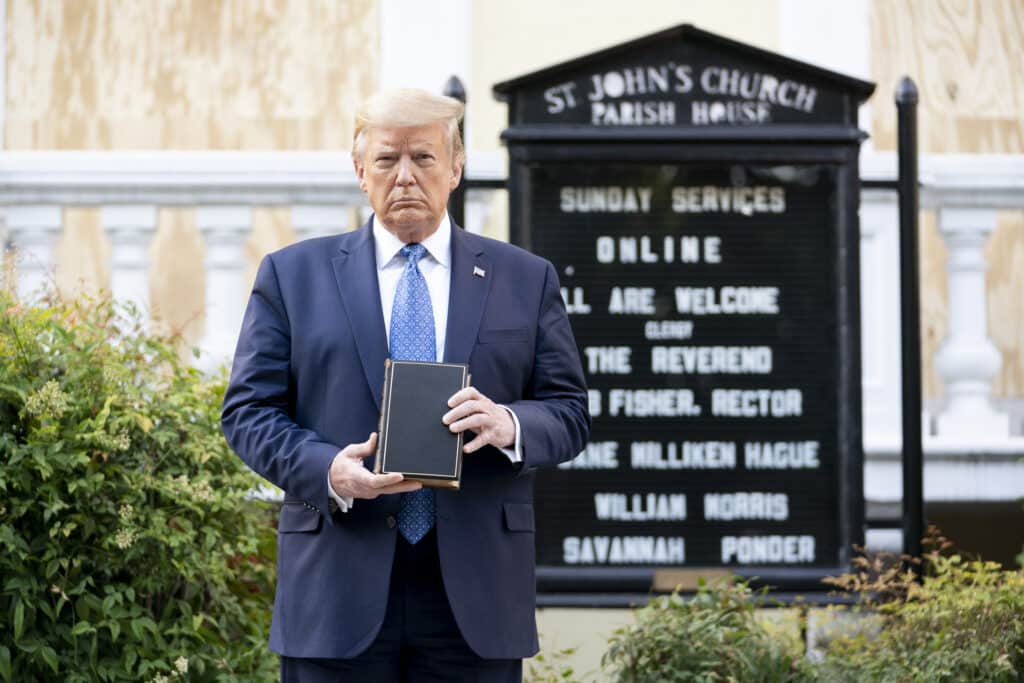 Trump tenant une Bible devant une église illustrant la place de la religion dans la politique aux États-Unis