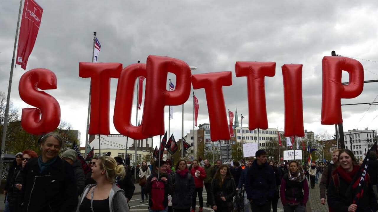 Manifestation Stop TTIP avec de grandes lettres rouges lors d’une mobilisation contre le traité transatlantique