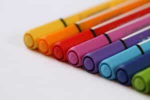 Feutres multicolores illustrant les couleurs en espagnol