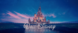 Château Disney illuminé de nuit avec logo, symbole du soft power et de l’influence politique américaine