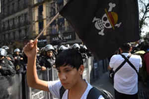 Manifestant brandissant un drapeau de One Piece lors des manifestations de novembre 2025 au Mexique.