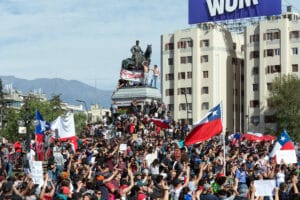 Manifestation massive à Santiago du Chili autour de la statue du général Baquedano pendant les protestations de 2019.