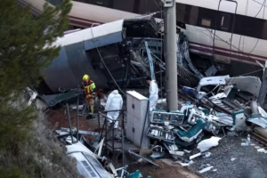 Secouristes intervenant sur les débris d’un train à grande vitesse après un accident ferroviaire près de Cordoue en Espagne.