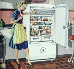 Illustration trad wife des années 1950 montrant une femme au foyer devant son réfrigérateur