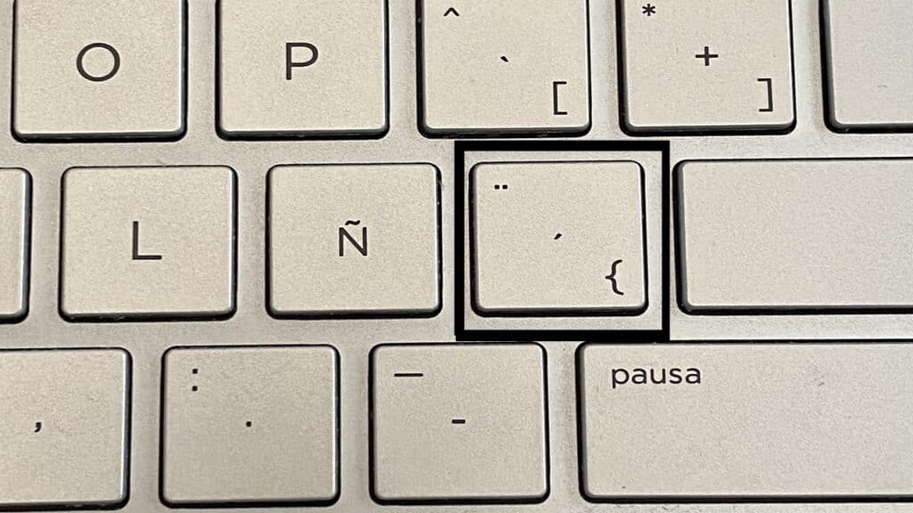 Clavier espagnol avec la touche ñ mise en évidence, illustration des règles de l'accent en espagnol