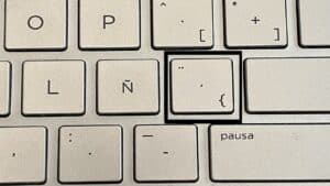 Clavier espagnol avec la touche ñ mise en évidence, illustration des règles de l'accent en espagnol