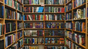 Bibliothèque colorée illustrant la richesse des adjectifs en anglais
