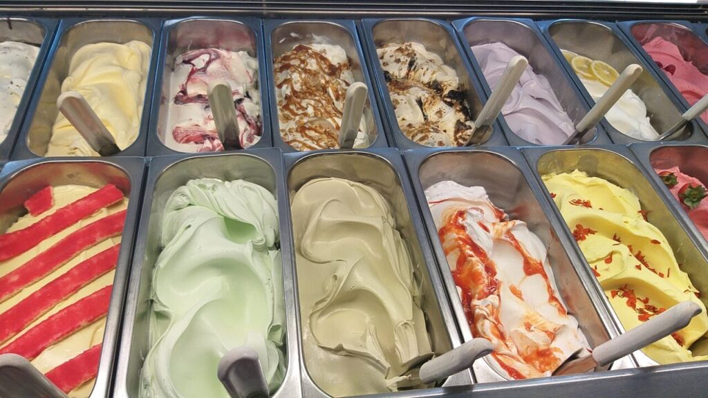 Bac de glaces italiennes aux couleurs variées, illustration de la culture italienne pour aimer en italien