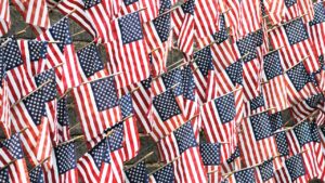 Multitude de drapeaux américains plantés côte à côte, symbole patriotique de l'American Dream et de l'idéal américain