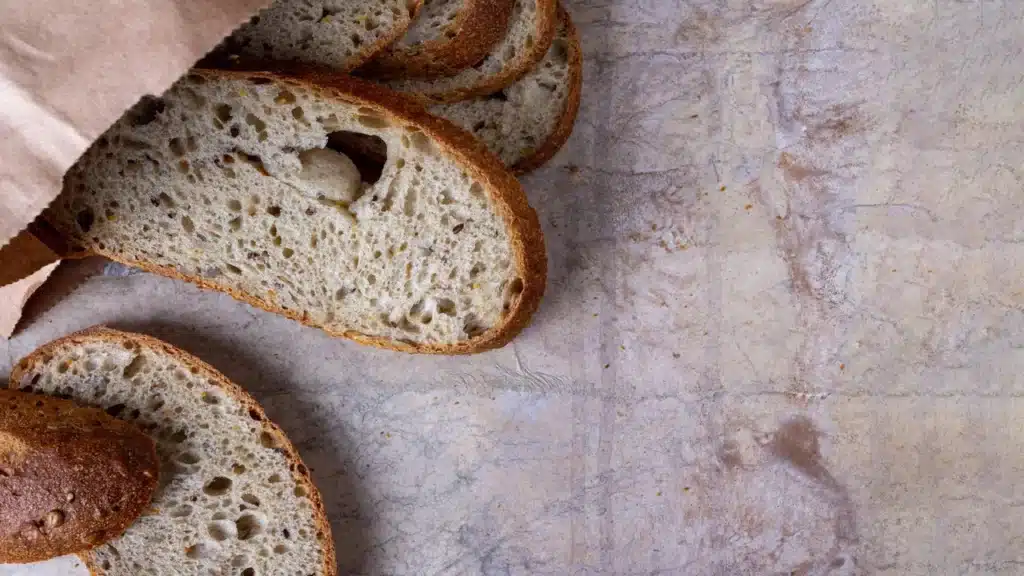 Tranches de pain artisanal en gros plan illustrant l'analyse du Pain de Ponge