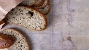 Tranches de pain artisanal en gros plan illustrant l'analyse du Pain de Ponge