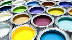 Pots de peinture colorés illustrant l'analyse iconographique et le symbolisme des couleurs