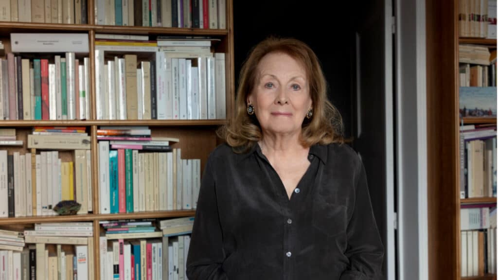 Portrait d'Annie Ernaux devant sa bibliothèque, Prix Nobel de littérature 2022
