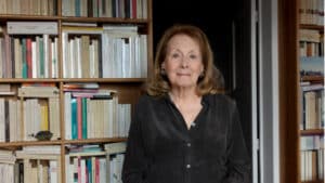 Portrait d'Annie Ernaux devant sa bibliothèque, Prix Nobel de littérature 2022