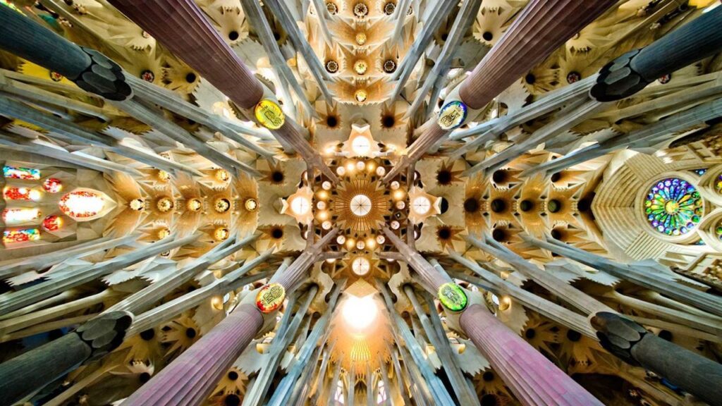 Voûte intérieure de la Sagrada Família de Gaudí à Barcelone, chef-d'œuvre de l'architecture espagnole.