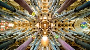 Voûte intérieure de la Sagrada Família de Gaudí à Barcelone, chef-d'œuvre de l'architecture espagnole.