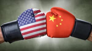 Deux gants de boxe aux couleurs des drapeaux américain et chinois, symbolisant la rivalité entre GAFAM et GAFAM chinois
