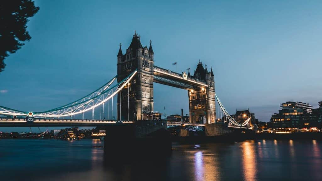 Tower Bridge illuminé la nuit à Londres, illustration des modaux will would be going to