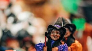 Figurine de la Befana, sorcière du folklore italien qui distribue cadeaux et charbon