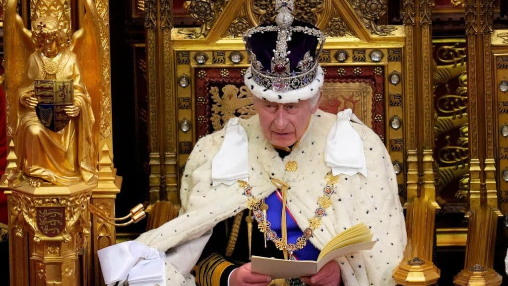 Charles III en tenue de cérémonie lors du King's Speech au Parlement britannique