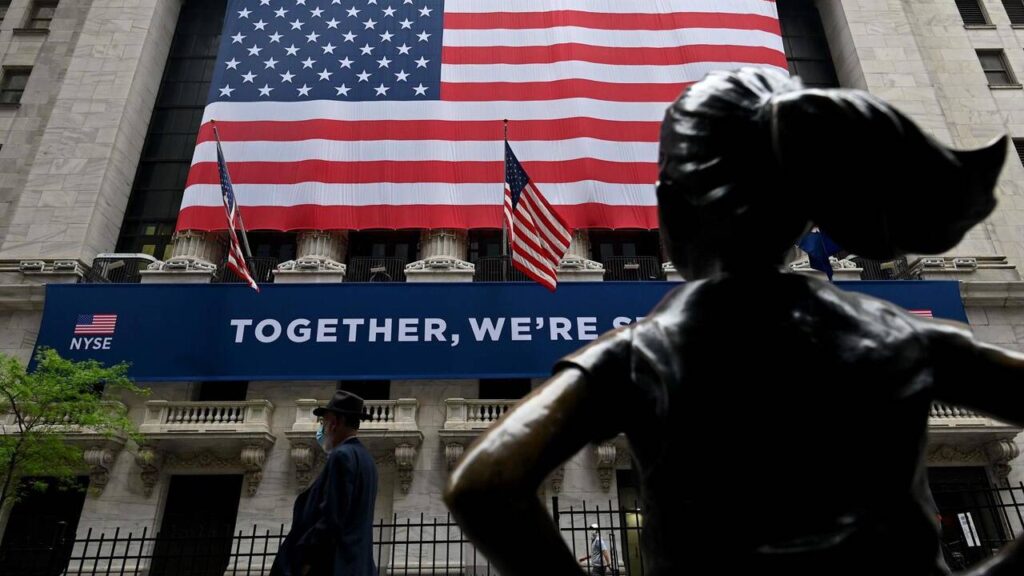 Drapeau américain géant sur la façade du New York Stock Exchange, symbole du capitalisme américain
