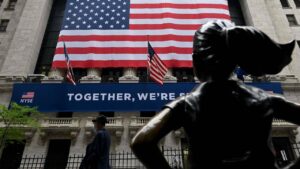 Drapeau américain géant sur la façade du New York Stock Exchange, symbole du capitalisme américain
