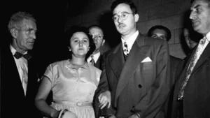 Ethel et Julius Rosenberg escortés après leur condamnation pendant la chasse aux sorcières