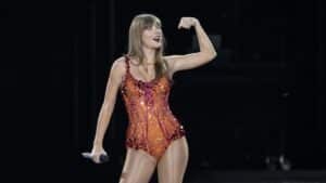Taylor Swift sur scène en bustier scintillant lors de son Eras Tour, illustrant son influence comme icône de la pop mondiale