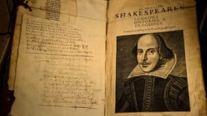 Portrait de William Shakespeare et page d'un livre ancien, symbolisant les citations en anglais issues de la littérature