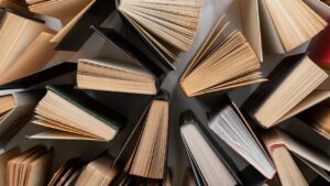 Nombreux livres ouverts disposés en cercle, évoquant les citations littéraires essentielles à connaître en prépa