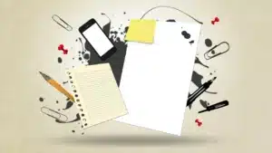 Papier, stylo et fournitures de bureau symbolisant l'écriture de citations italiennes